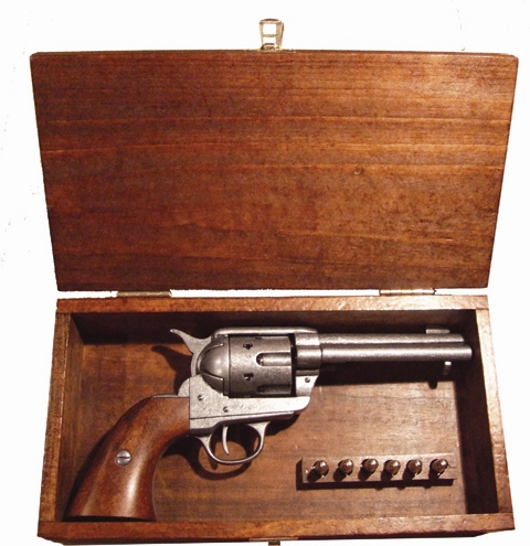 foto Colt Peacemaker v d�ev�n� kazet�